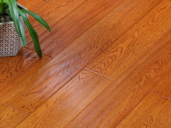 挑选实木复合地板需要看哪些方面呢？